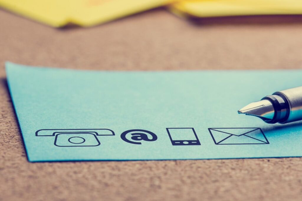 Vier Kontaktsymbole auf hellblauem Papier gedruckt